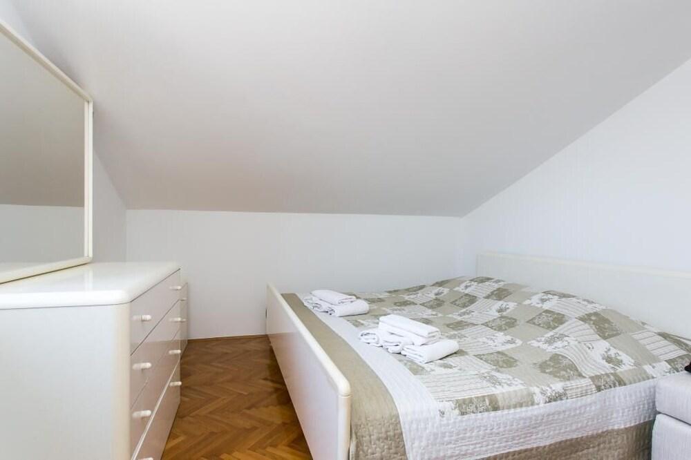 Apartments Depozit - Dolores 2