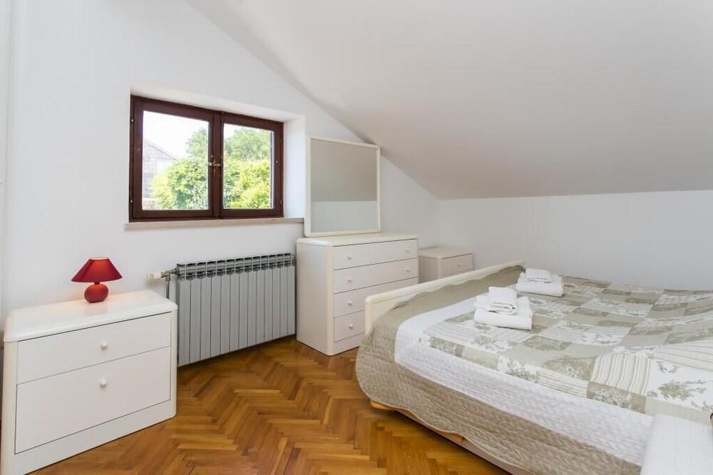 Apartments Depozit - Dolores 1