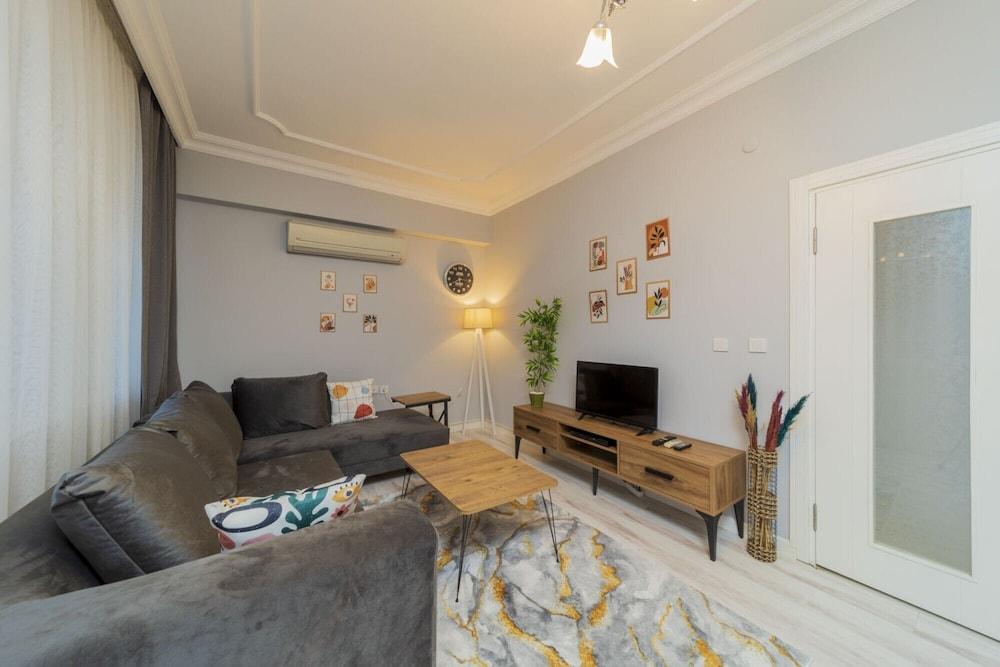 Vibrant Flat with Lovely Balcony in Muratpasa