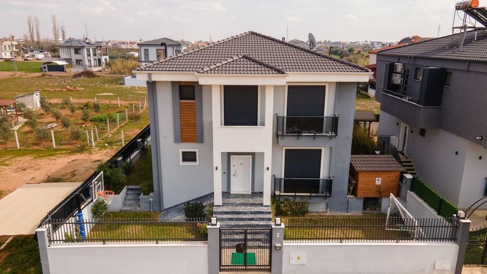 Villa with Pool Garden And Terrace in Antalya 1