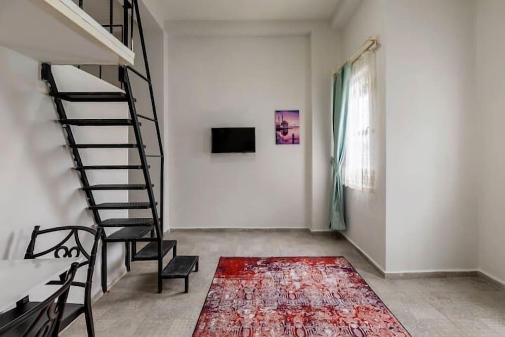 The Red Tent Suite 88 2