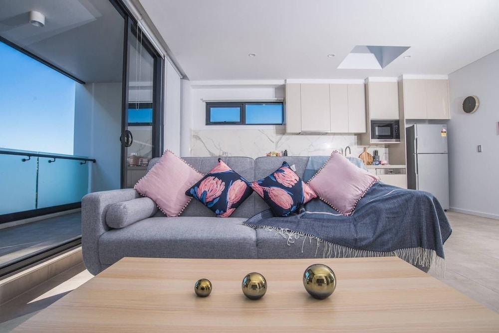 Lively 2bed1bath Mascot Apt