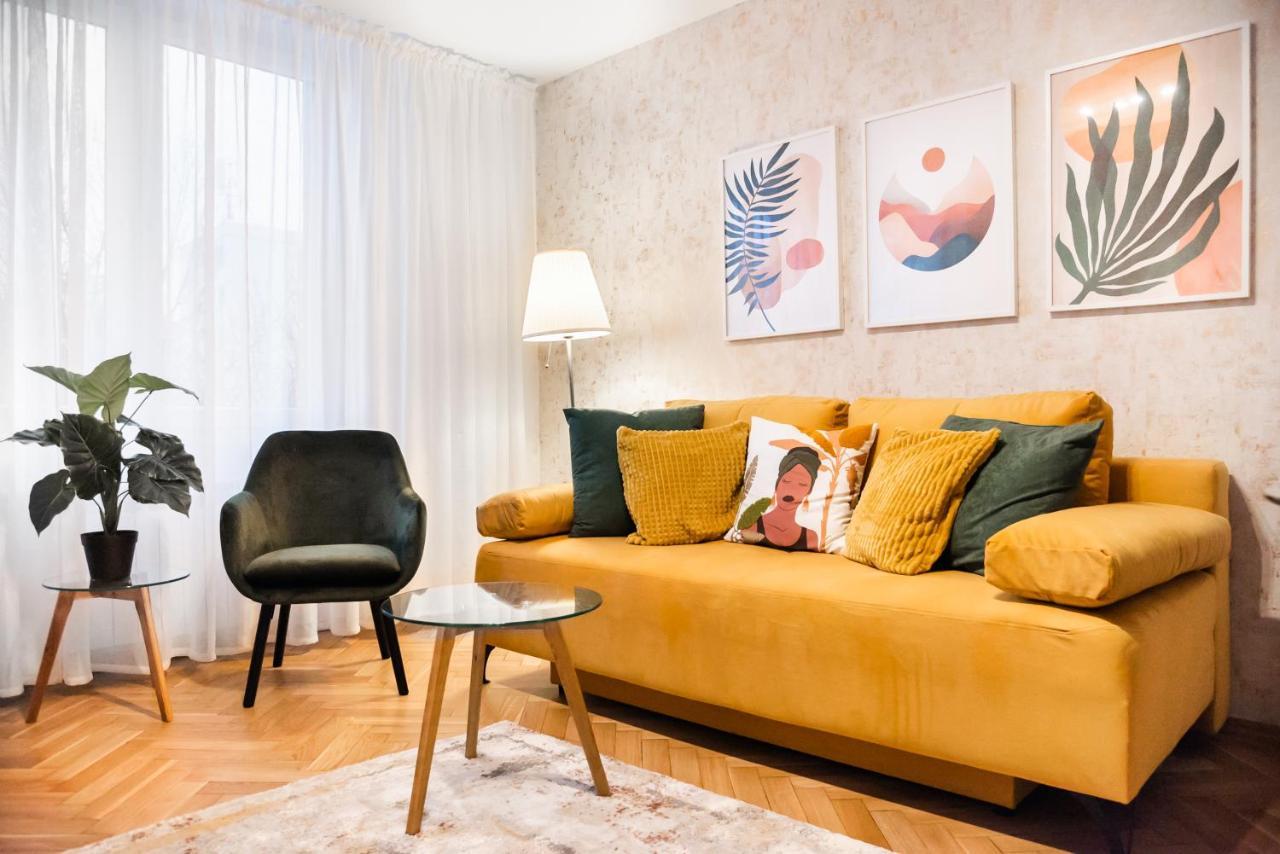 Metro Swietokrzyska Boho Aesthetic Apartment