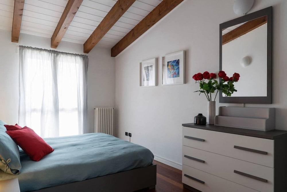 Large Apartment in Milan Center