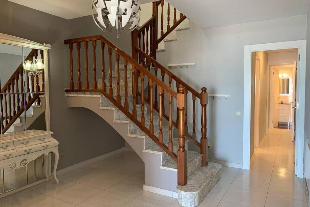 The Pleasure of Living in Front of the Sea 1