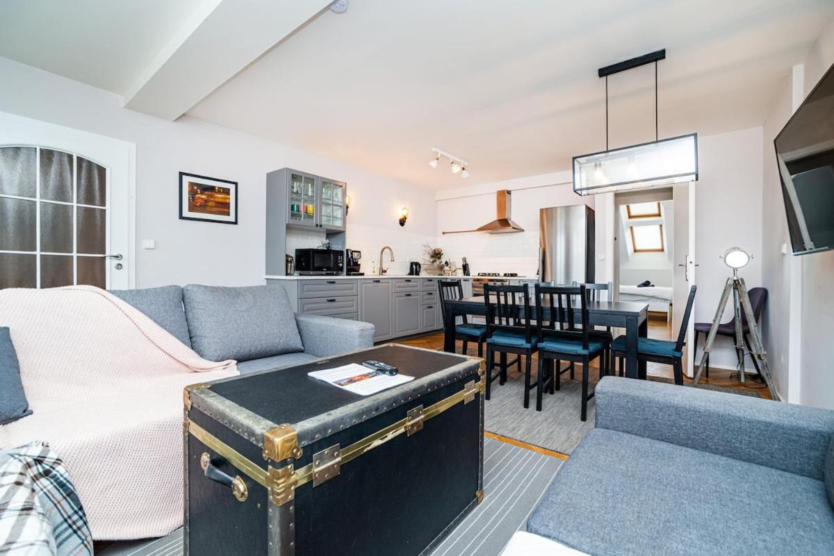 Central, Spacious, Modern 5 Bedrm Duplex W/Balcony 2