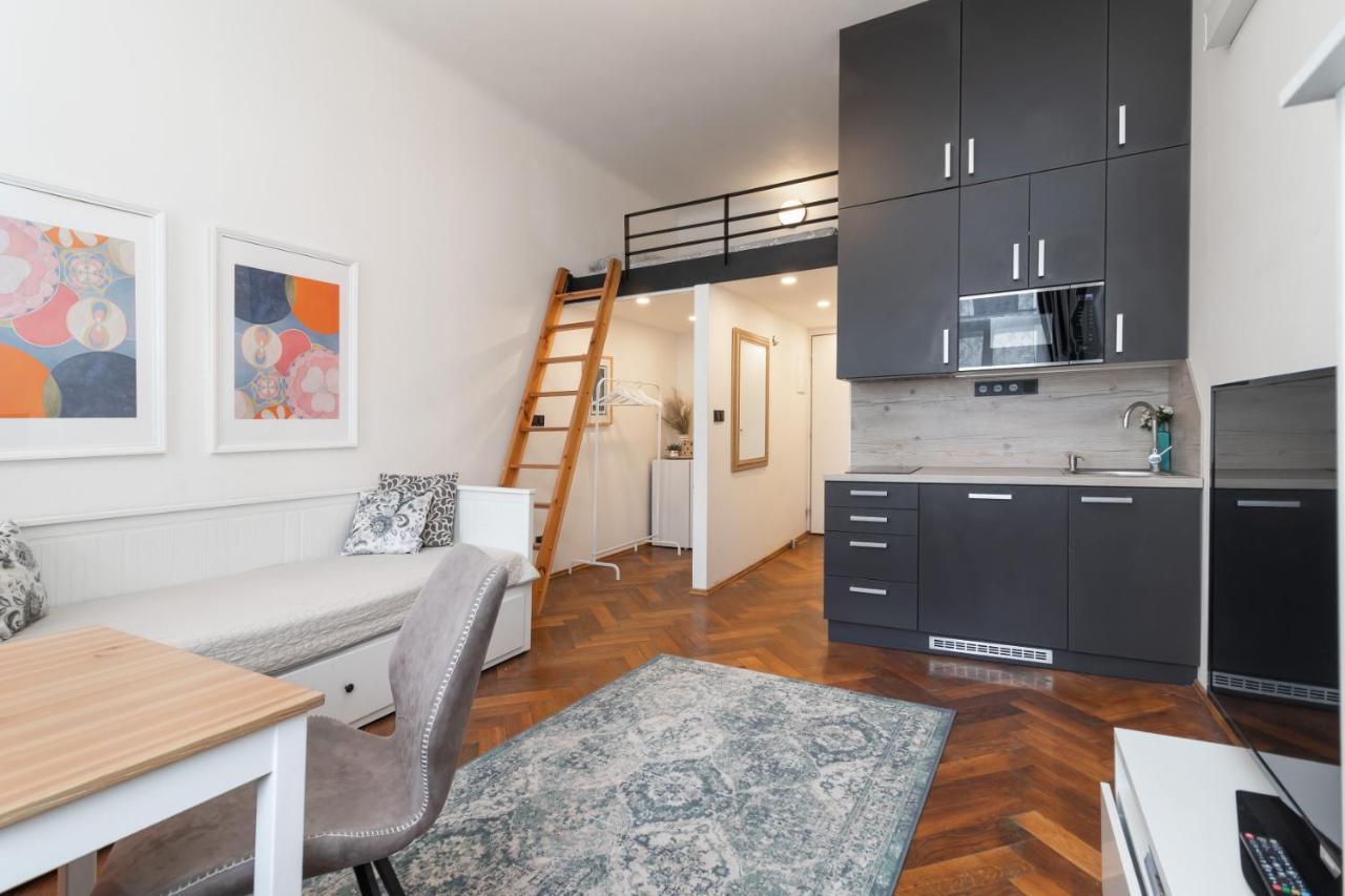 Awesome Stay Studios (Adults Only) 2