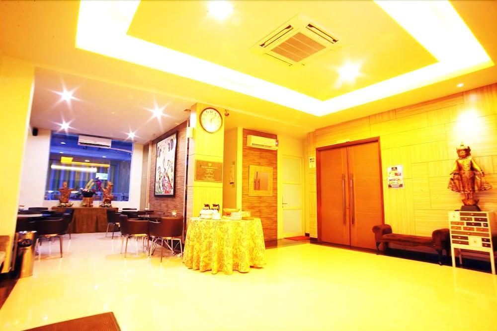 Avirahotel Panakkukang 1