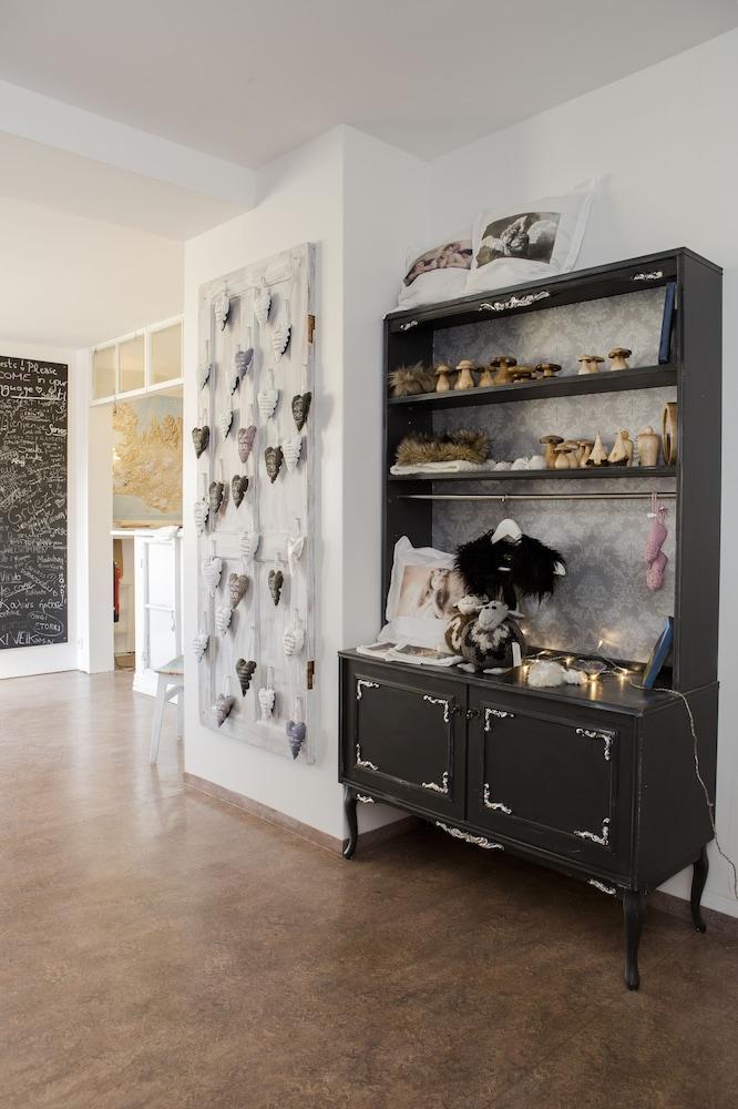 Skjaldarvik Guest House 1