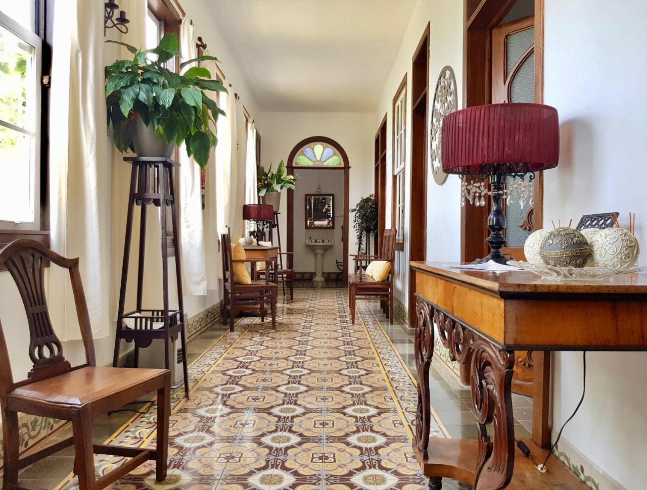 Emblematica Los Helechos