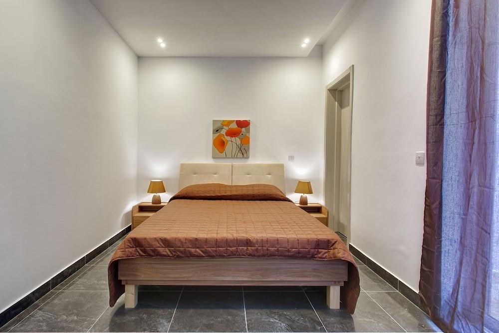 Luxury Apt Prime Location, Sliema 2