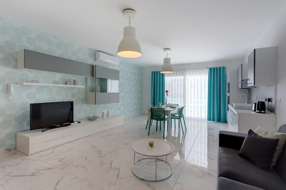 Marvellous 2 Bedroom Apartment by the Sea