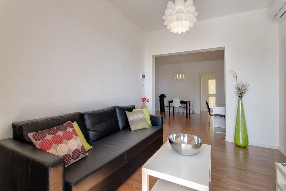 Modern Seaview Apartment with Amazing Ocean Views 2