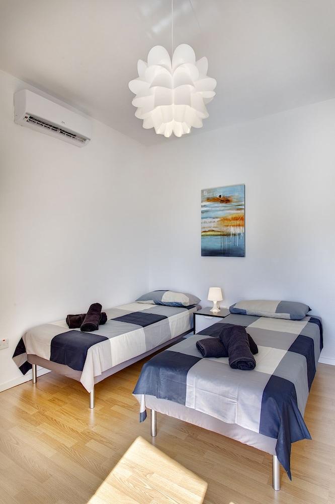 Modern Seaview Apartment with Amazing Ocean Views 1