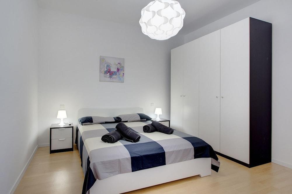 Modern Sea-View Apartment in a Prime Location 1