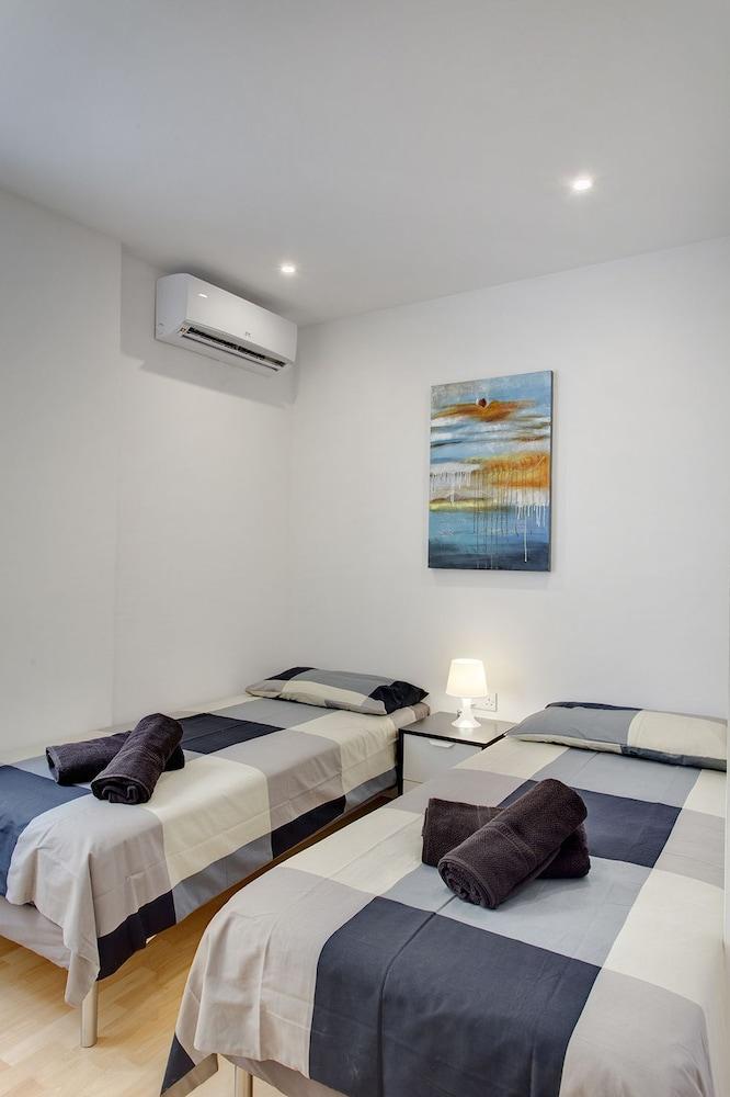 Modern Sea-View Apartment in a Prime Location 2