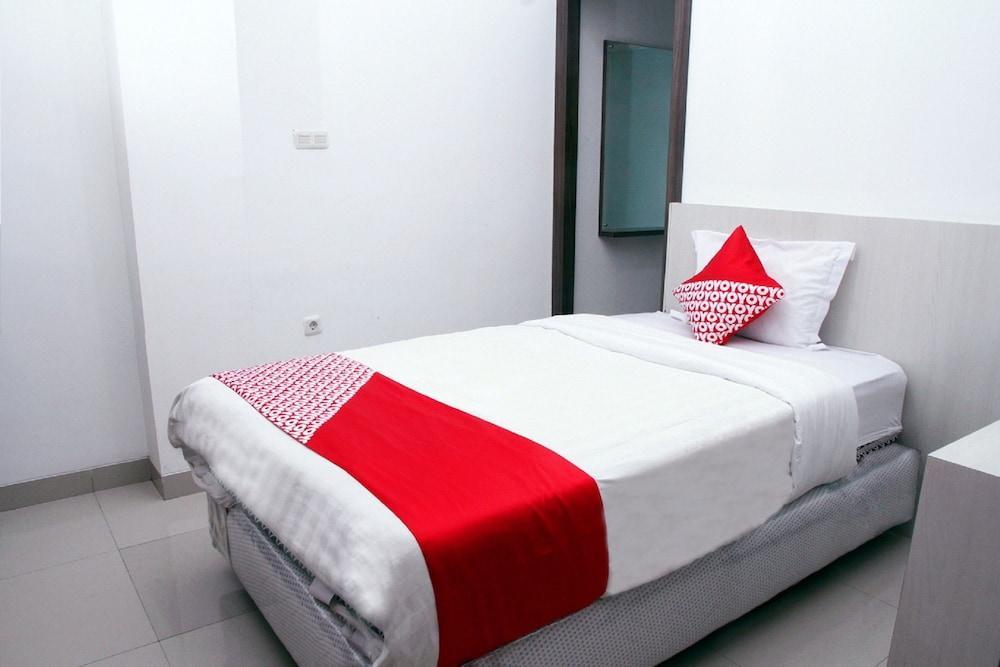 R Four Hotel by Oyo Rooms