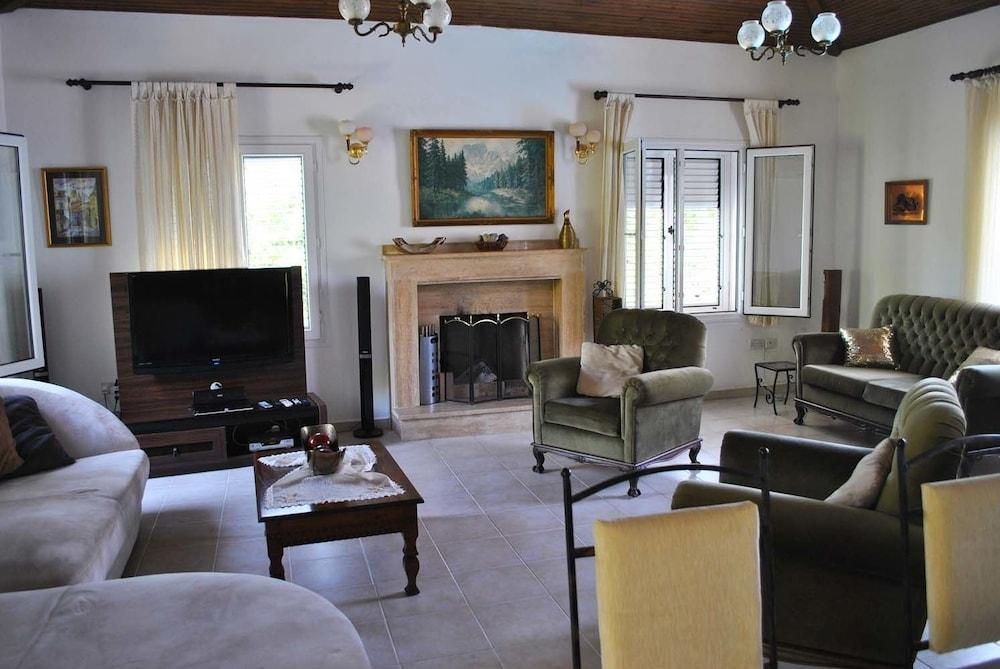 Villa Butterfly by Amy Villas