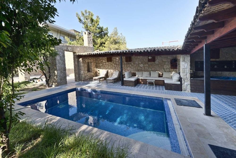 Villa Stone House by Amy Villas