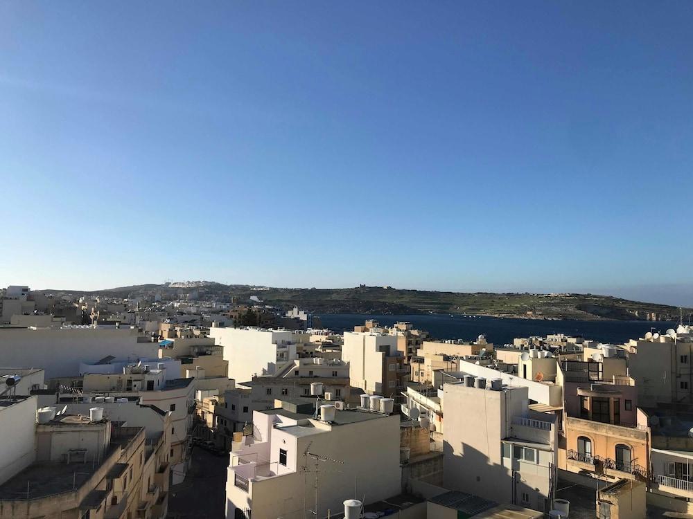 34 Holiday Suites St Paul's