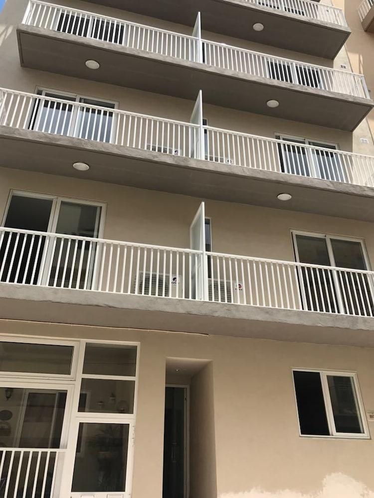 34 Holiday Suites St Paul's 1