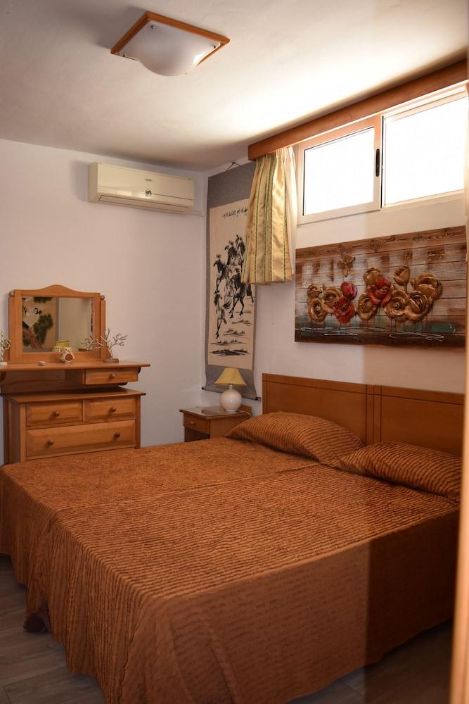 Central Villa Apartment Pool & Parking 2