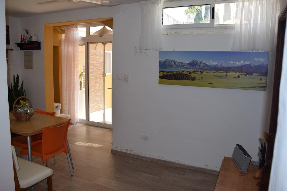 Central Villa Apartment Pool & Parking 1