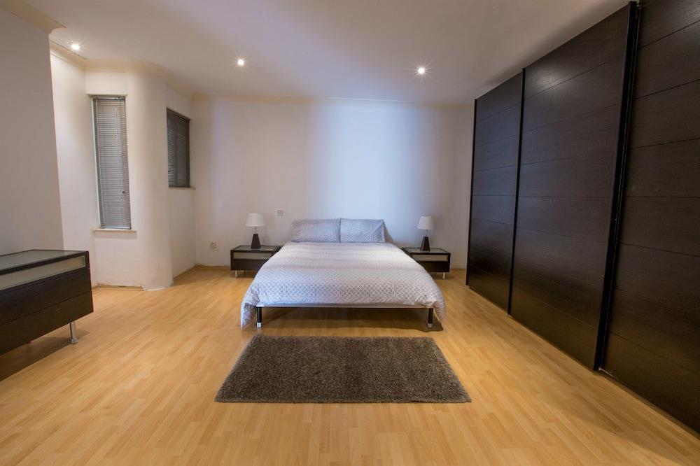 Bright, Spacious And Right in the Center 2