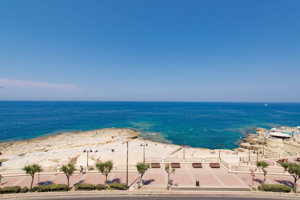 Spacious Seafront Apartment with Stunning Views