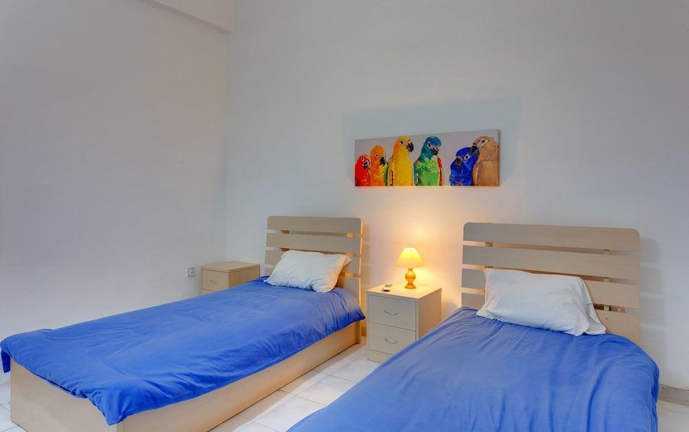 Spacious Seafront Apartment with Stunning Views 2