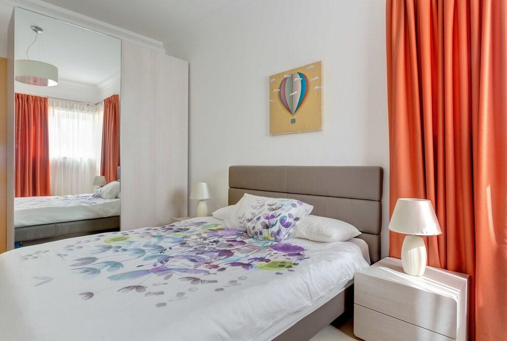 Seafront Lux Apart Inc Pool, Upmarket Area 1