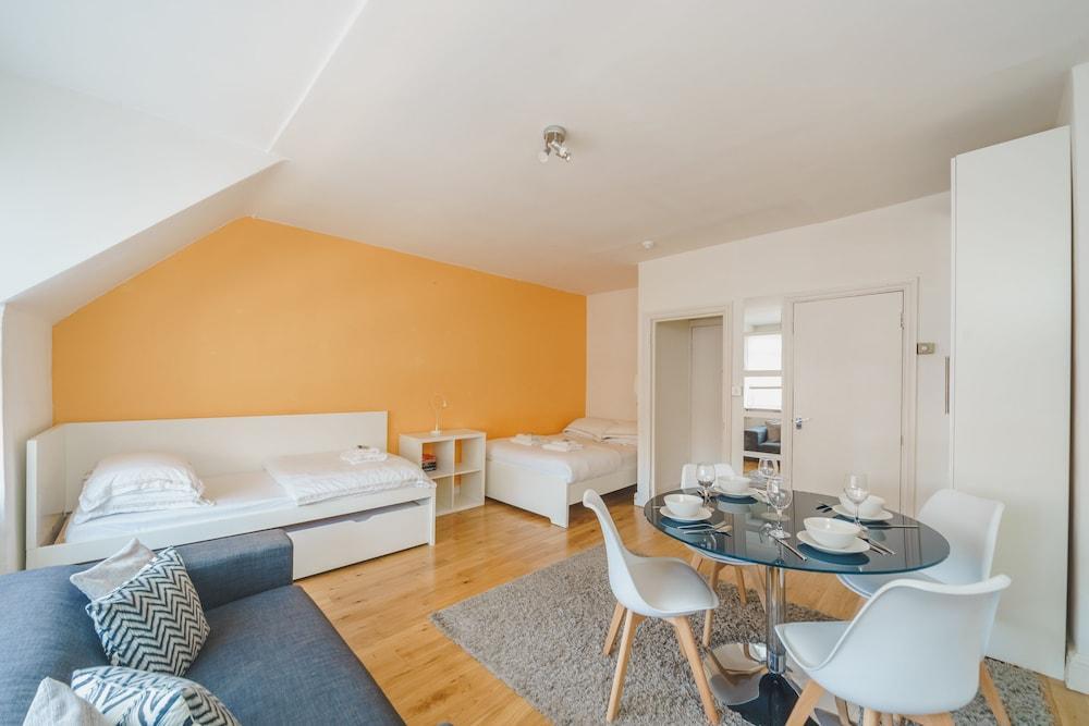 Cosy High Floor Studio Greek Street Soho
