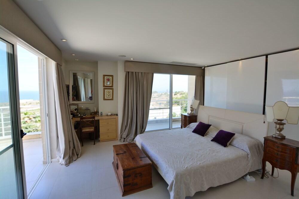 Super 3 Bedroom Villa with Amazing Ocean Views 2