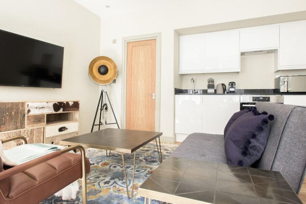 The Mayfair Parade - Trendy 1bdr Pied-A-Terre in Central London 1