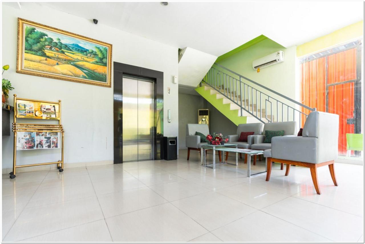 Green Hotel by Reddoorz 1