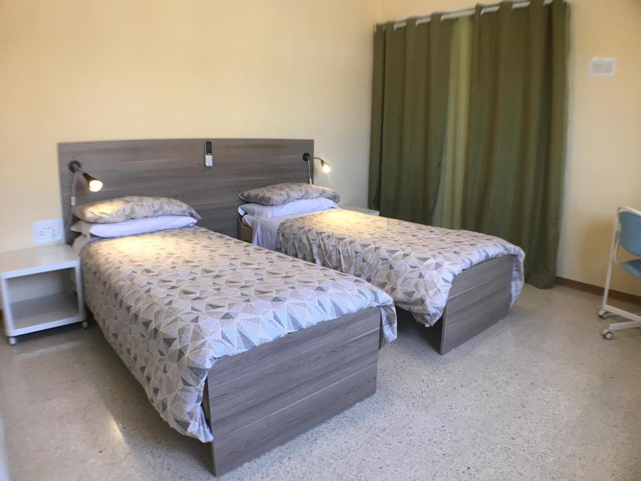 Corner Townhouse 1km From University 2