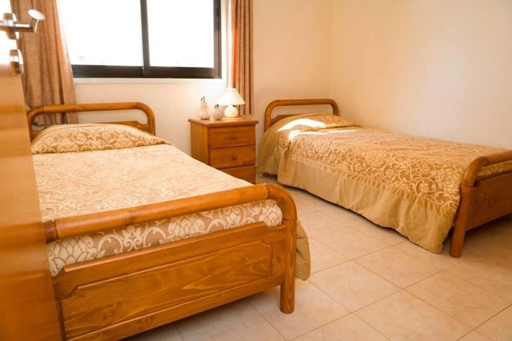 2 Bed Apartment Overlooking Pool - Oroklini 2