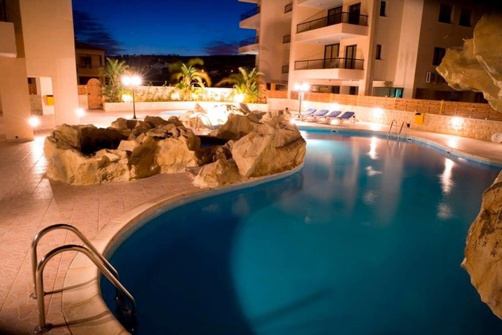 2 Bed Apartment Overlooking Pool - Oroklini