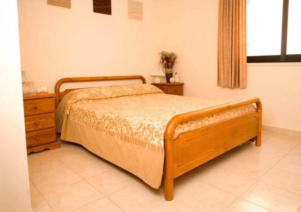 2 Bed Apartment Overlooking Pool - Oroklini 1