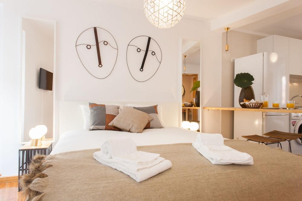 Moniz Studio Apartment - by Lu Holidays 1