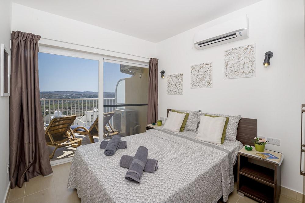 Summer Breeze with Panoramic Terrace by Getaways Malta 2
