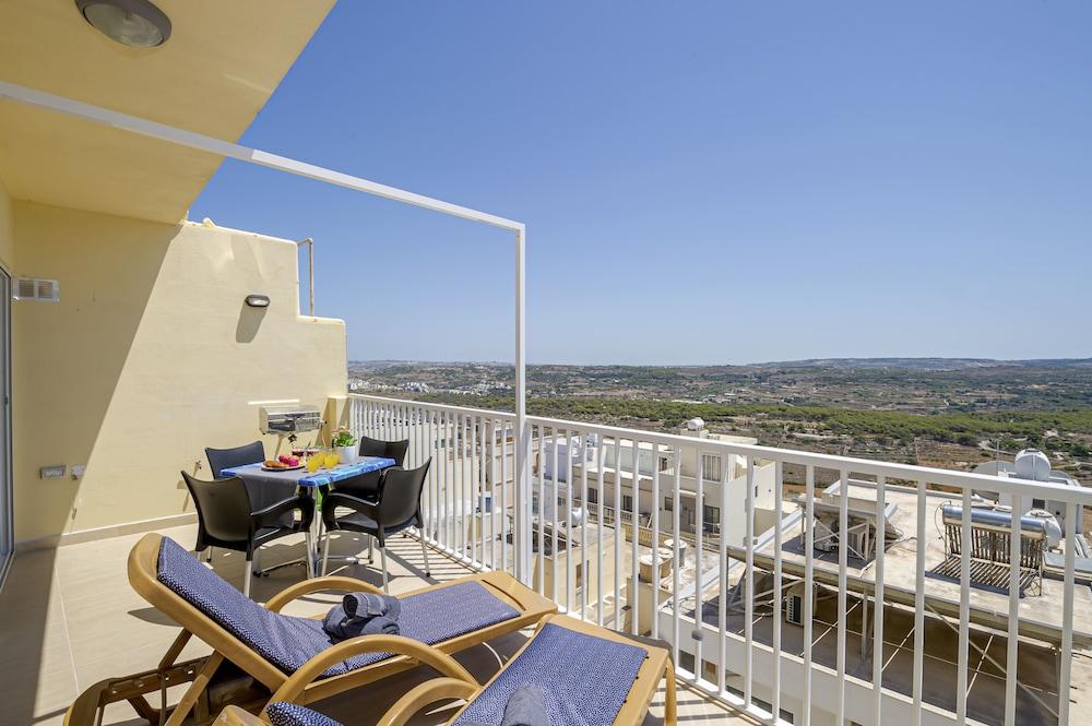 Summer Breeze with Panoramic Terrace by Getaways Malta