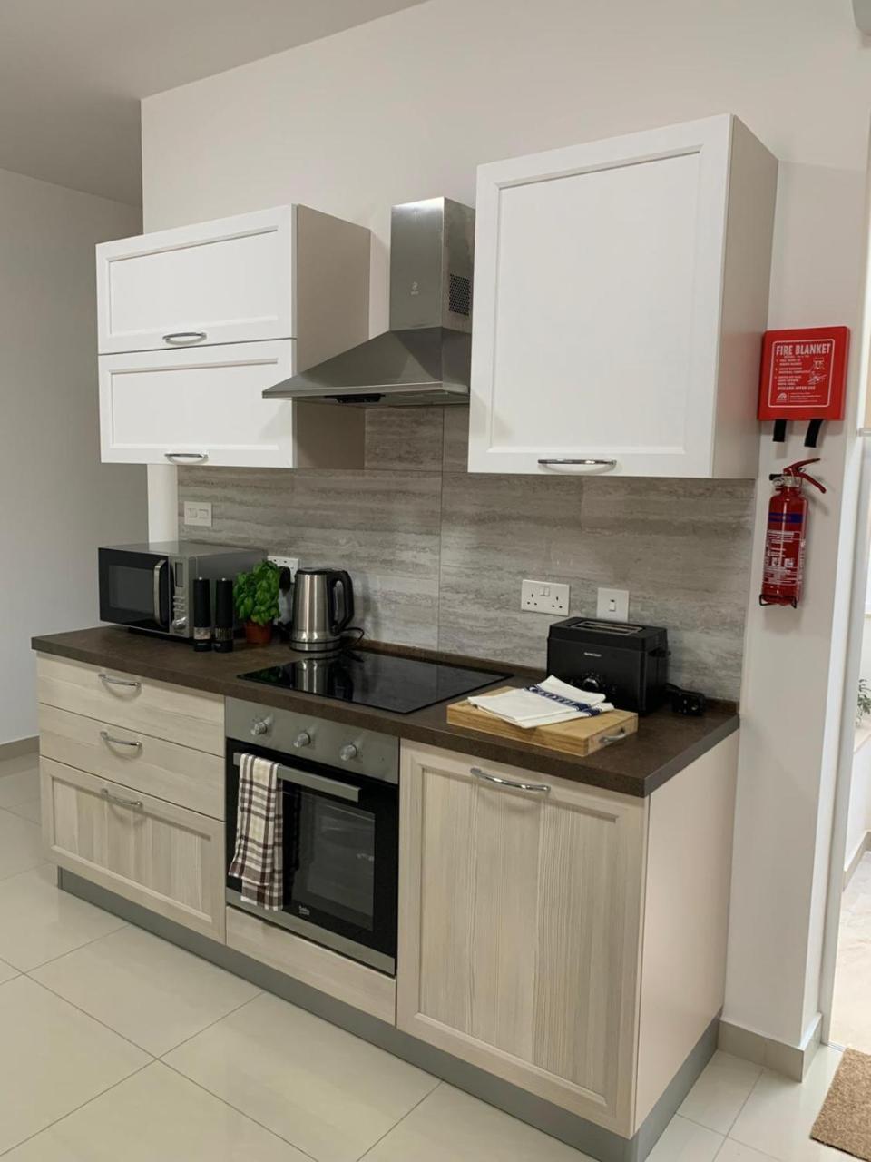 Ta'lonza Luxury Near Goldenbay with Hot Tub App1 1