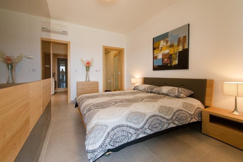 Seafront Luxury Apt with Pool 2