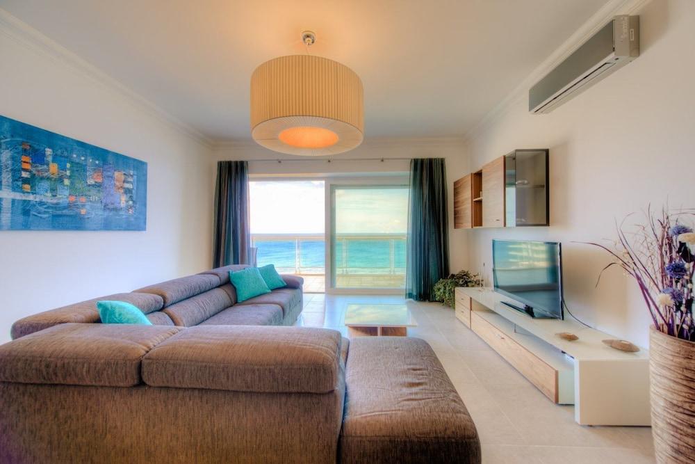 Seafront Luxury Apt with Pool