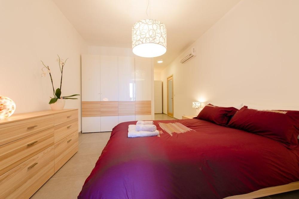 Seaview Apart in Fort Cambridge with Pool 1