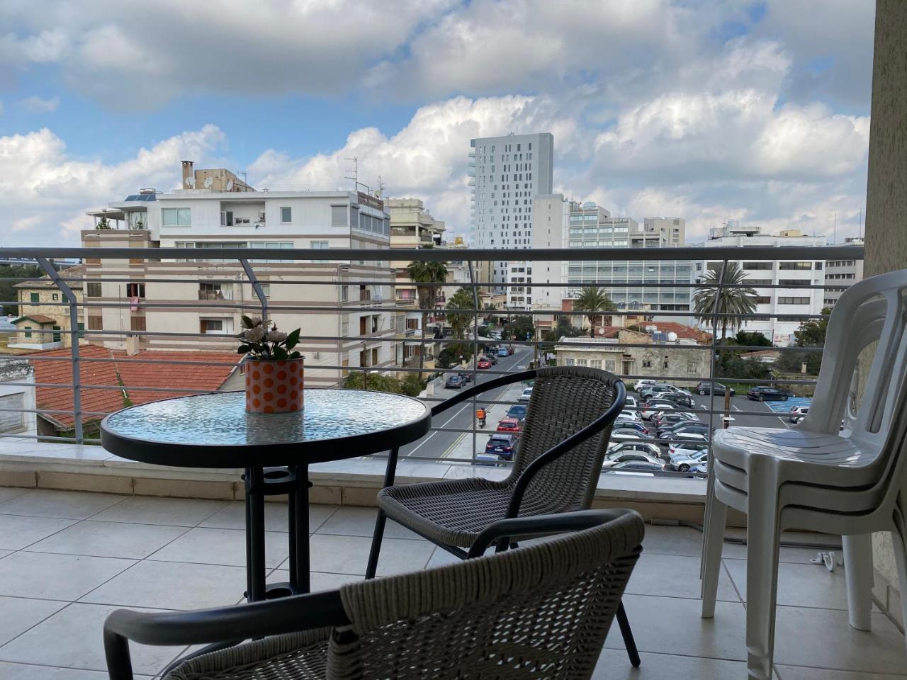 Warm Residence in the Heart of the City Center - Balcony & View 2