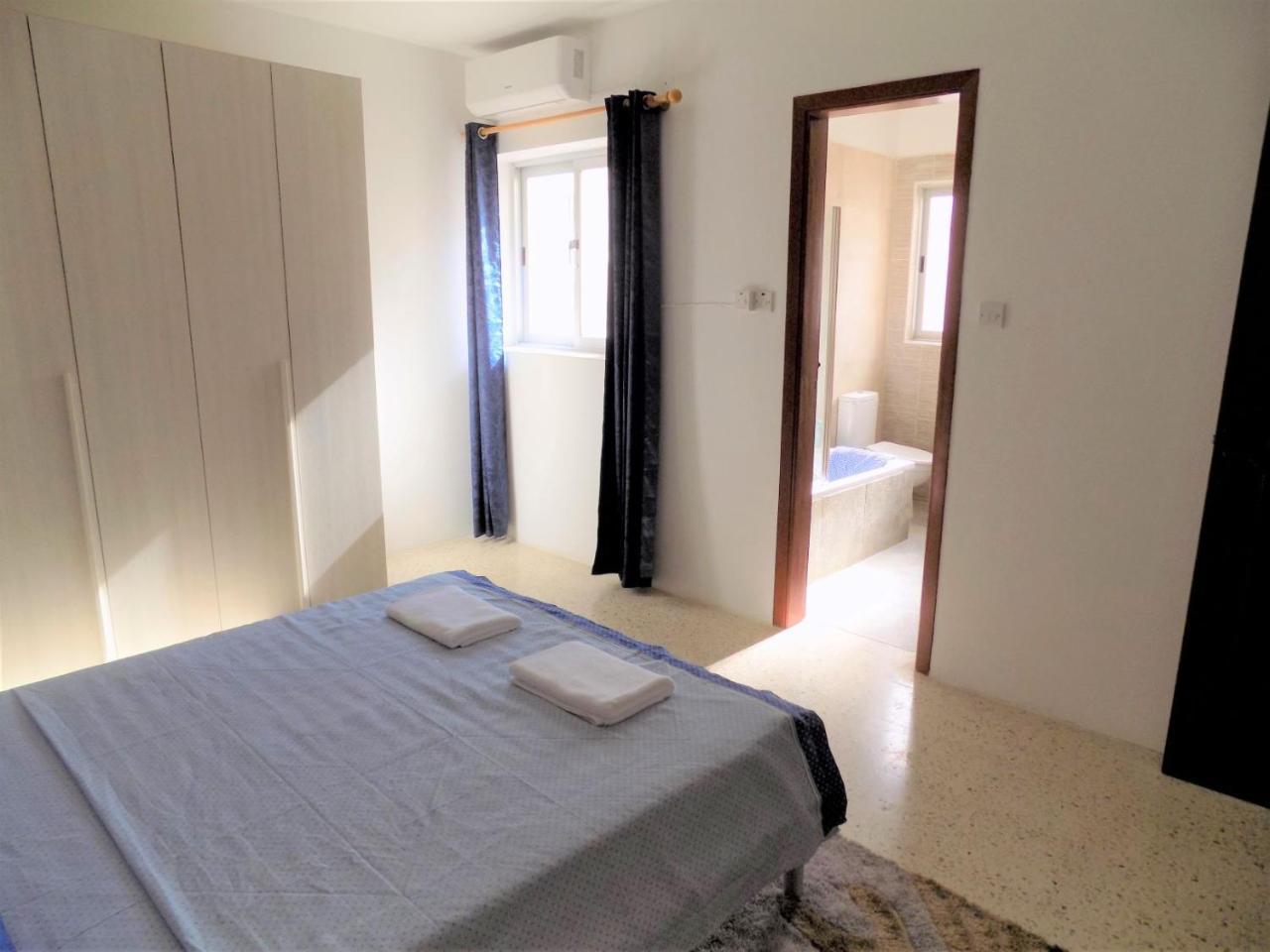 Sunshine Holiday Apartment 8 with Spectacular Seaviews 2