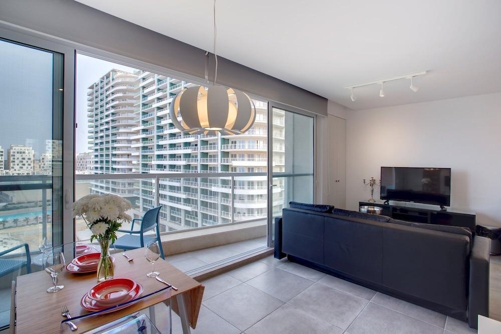 Modern Seaview Apartment in a Prime Location 2