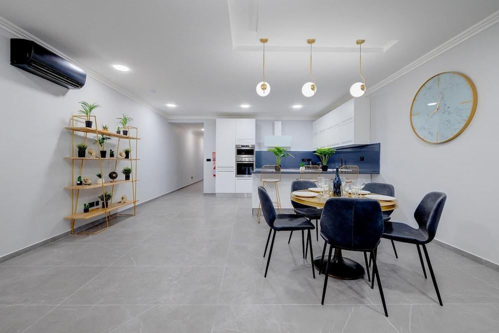 Art Deco Luxury Apartment, Central Location